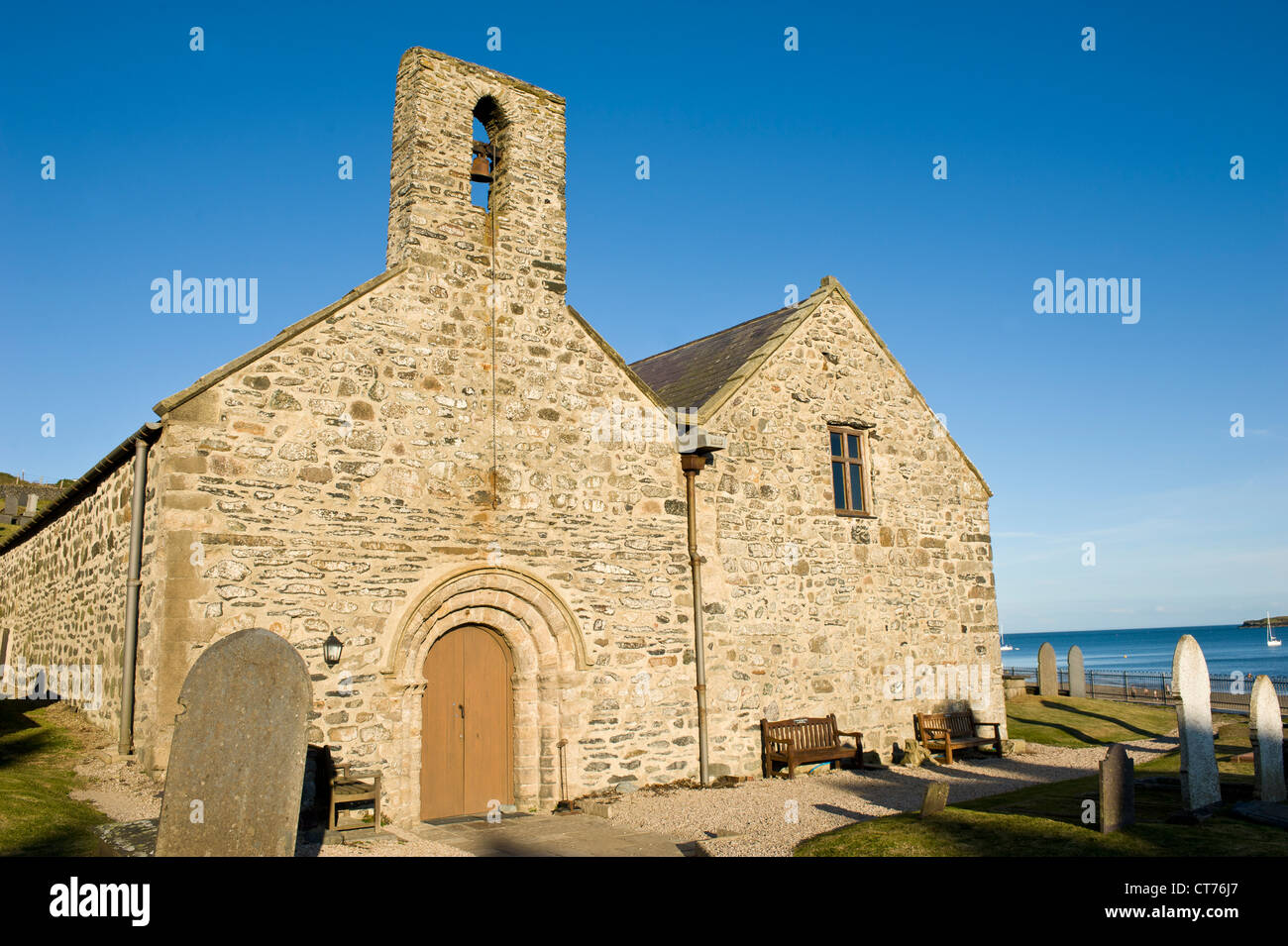 La parte anteriore della St Hywyn la Chiesa Aberdaron, Llyn peninsula Galles del Nord Foto Stock