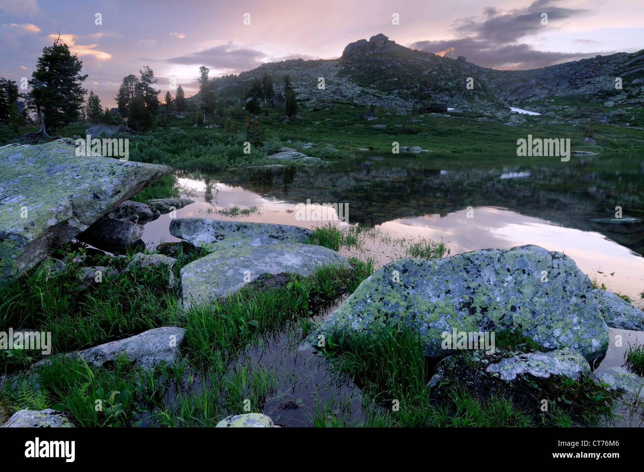 Nizhneye buibinskoe lago in ergaki parco nazionale al crepuscolo Foto Stock