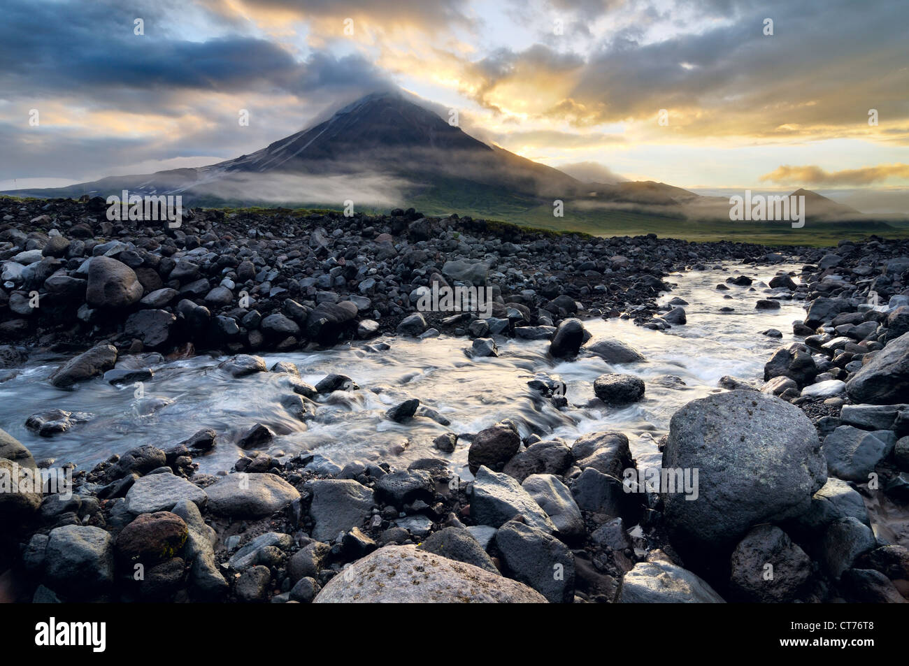 Affluente del Fiume Tolbachik su Kamchatka con Ovalnaya Zimina vulcano in background Foto Stock