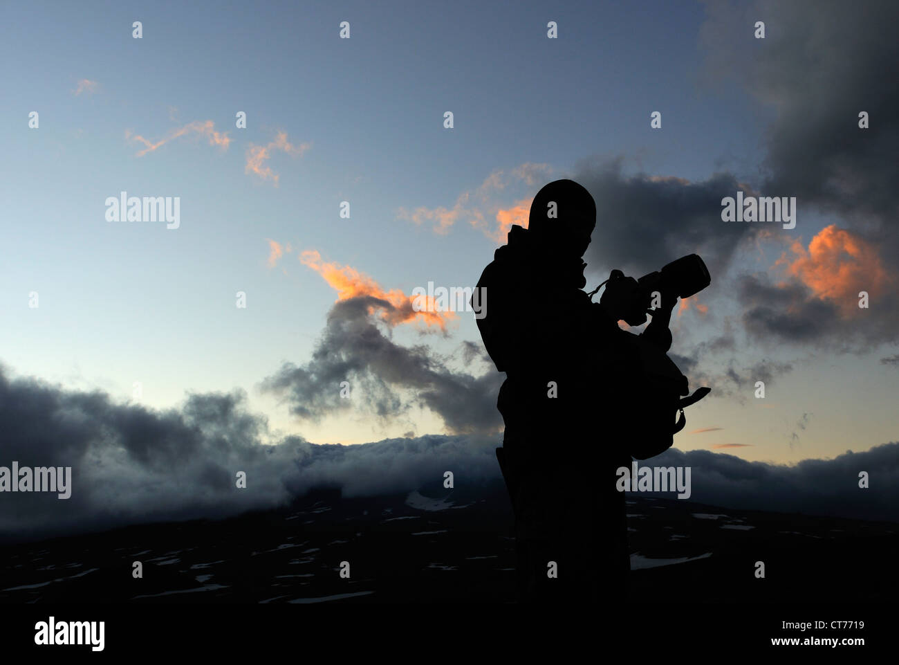 Silhouette di fotografo a vulcano Mutnovsky area su Kamchatka Foto Stock