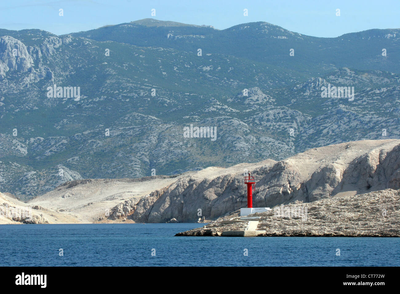 Vedere rosso luce sull isola con sfondo di montagna. Foto Stock