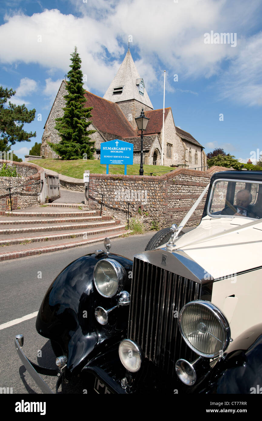 Auto d'epoca per matrimoni in attesa fuori dalla chiesa di St Margarets a Ditchling, Sussex, Inghilterra, Regno Unito Foto Stock