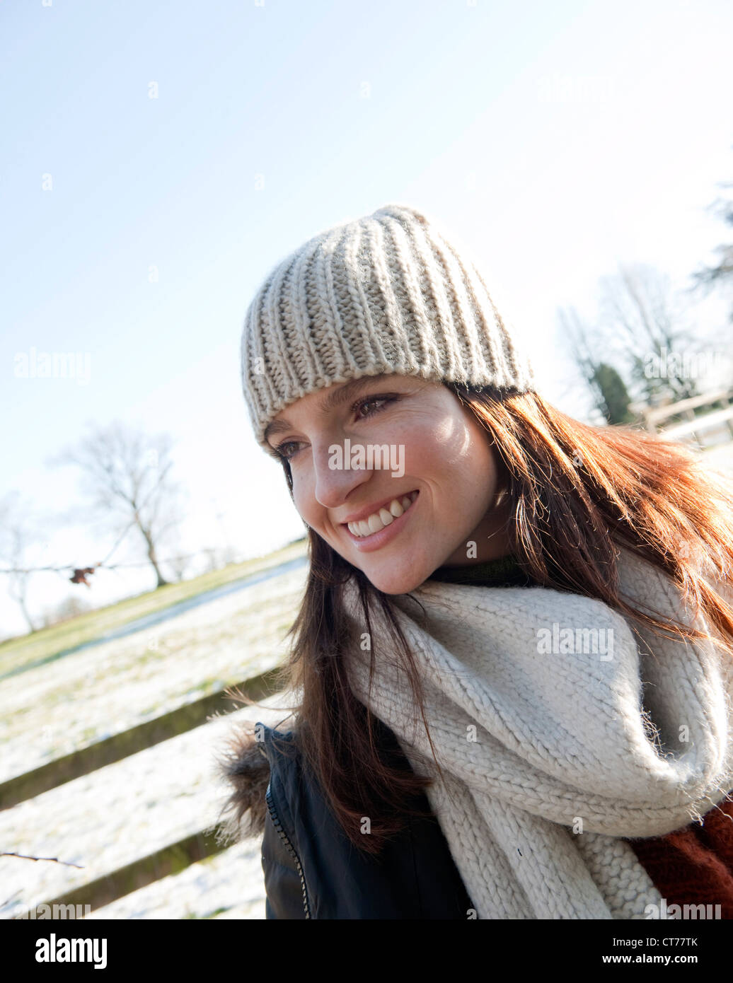 Ritratto di giovane donna all'aperto indossare caldo inverno vicino Foto Stock