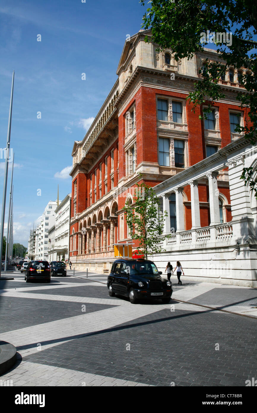 Taxi a guidare lungo Exhibition Road da Henry Cole ala del Victoria and Albert Museum, South Kensington, London, Regno Unito Foto Stock