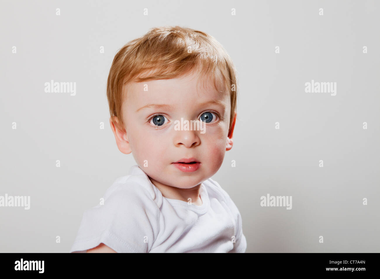 Baby boy guardando la fotocamera Foto Stock