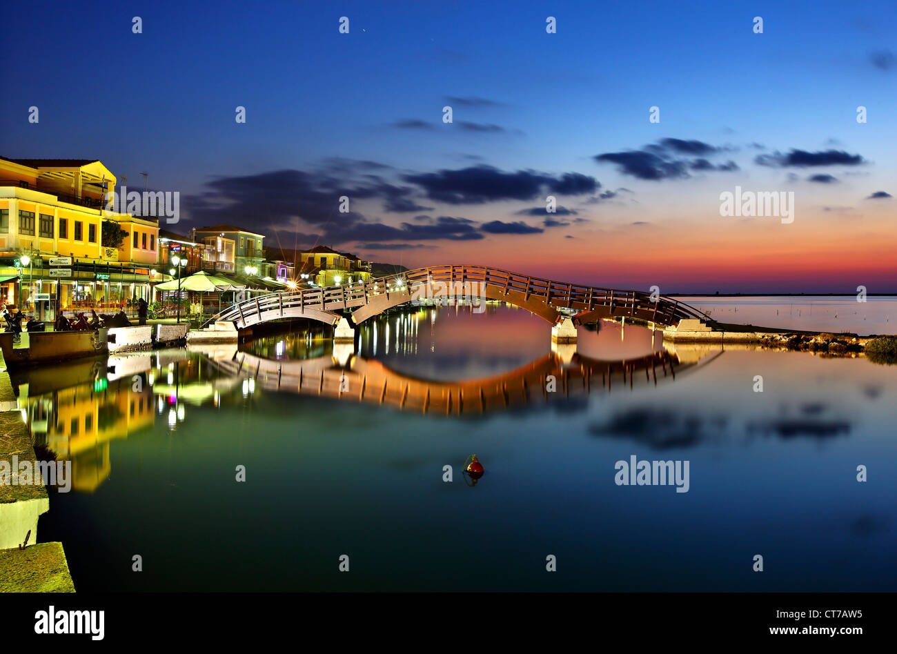 Tramonto a Lefkada Lefkada (città), presso il piccolo porticciolo per le imbarcazioni da pesca con il bel ponte di legno. Isole Ionie, Grecia. Foto Stock