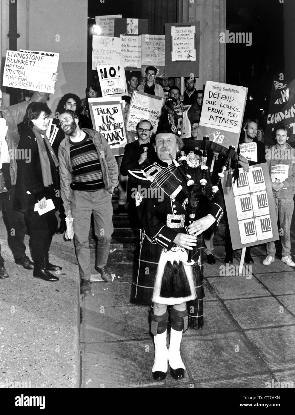 Protesta al di fuori del gruppo Brighton Municipio contro la proposta di tagli della spesa pubblica nel consiglio locale della spesa in 1986 Foto Stock