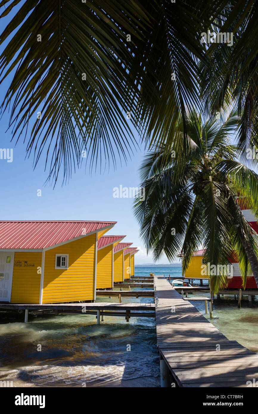 Lungomare Giallo cabine a El Faro del Colibri hotel in Isla Carenero, Bocas del Toro arcipelago, Panama. Foto Stock