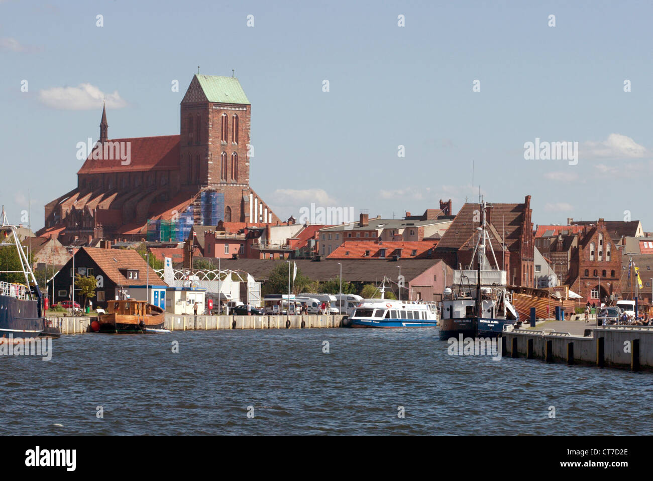 Il porto di Wismar, su cui si affacciano la chiesa di San Nicola Foto Stock