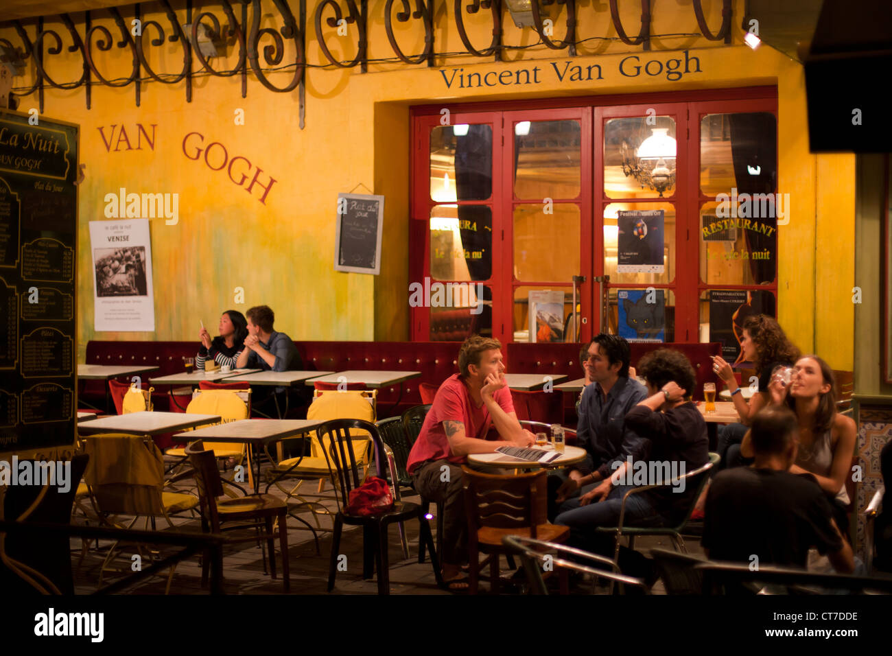 Café La Nuit, pensato per essere il café dipinti da Van Gogh nel suo caffè con terrazza di notte, a Place du Forum ad Arles, Francia. Foto Stock