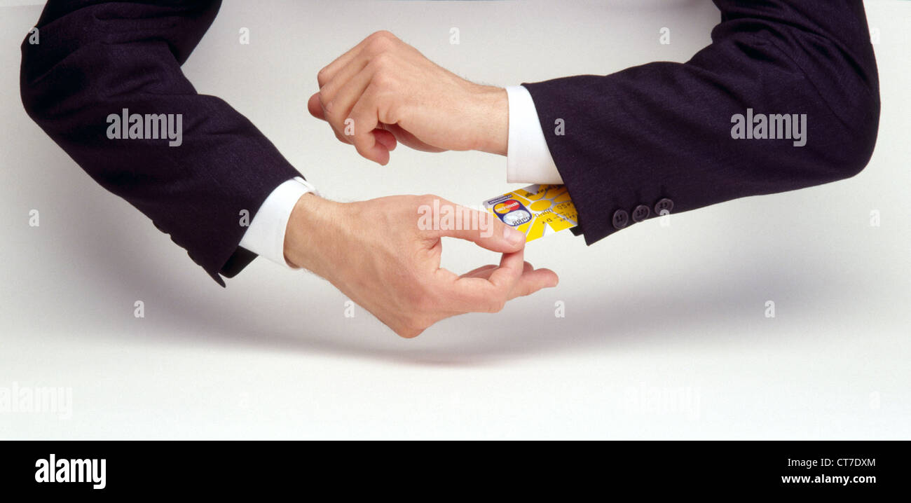 Una mano tira fuori una carta di credito dalla sua manica Foto Stock