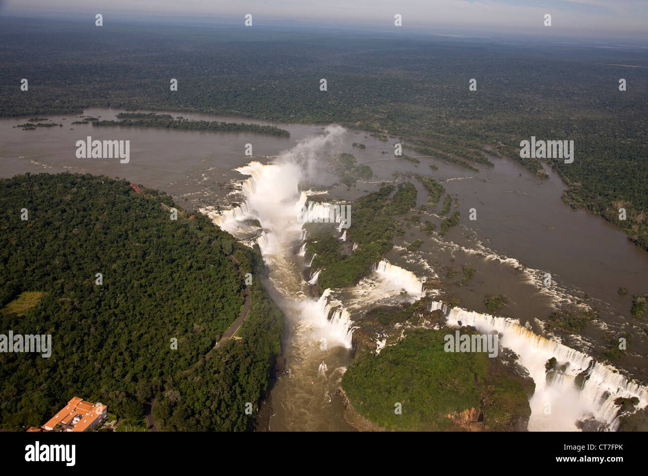 Volo in elicottero sopra le cascate Iguacu Foto Stock