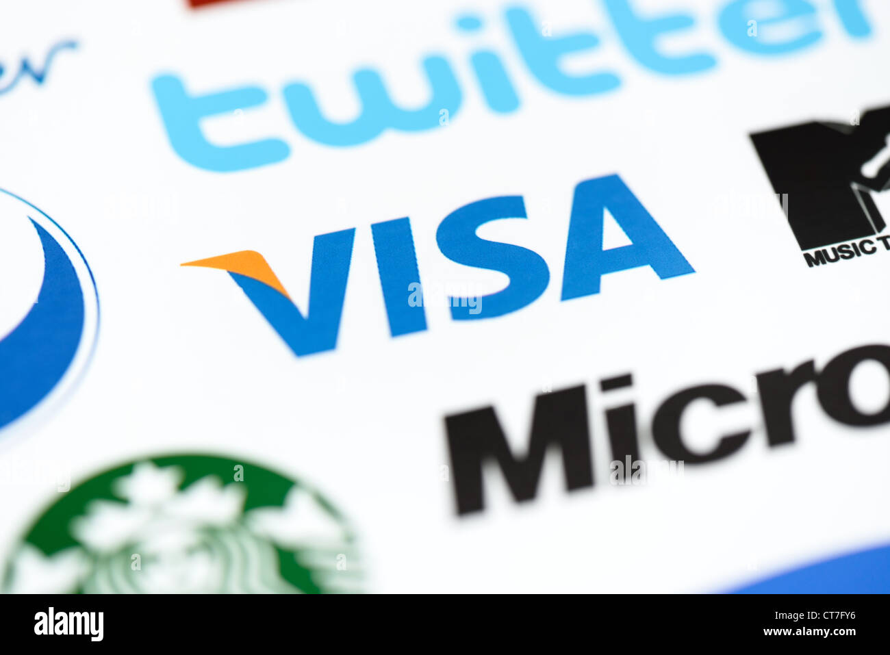 Chiudere la foto del logo Visa su carta stampata insieme con una collezione di marchi ben noti del mondo. Foto Stock