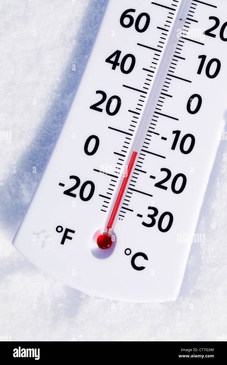 Dettaglio di un indicatore della temperatura nella neve mostra freddina meteo sia in gradi Fahrenheit e Celsius. Foto Stock