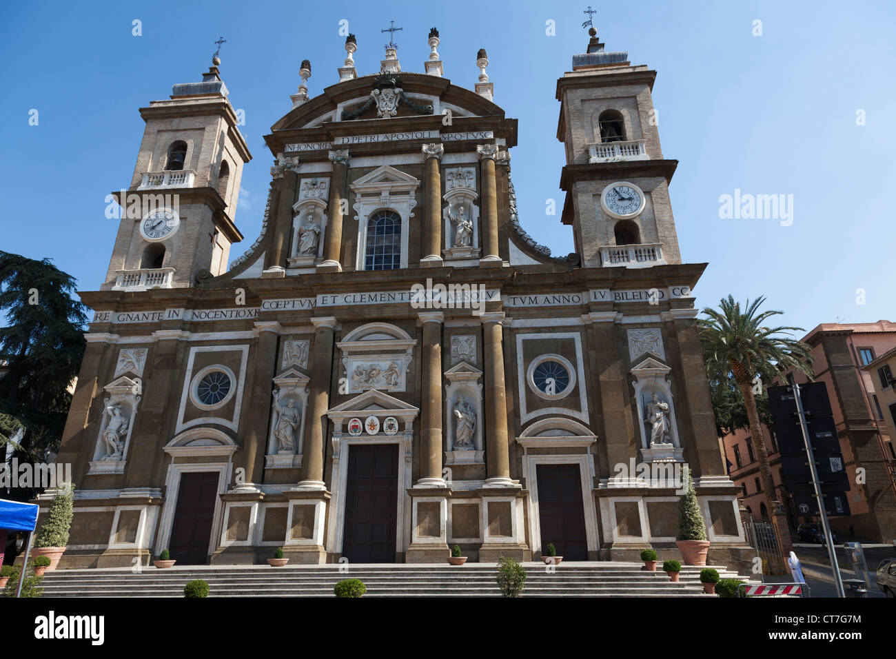 Facciata principale della Cattedrale di San Pietro Apostolo. Frascati con campanili Foto Stock