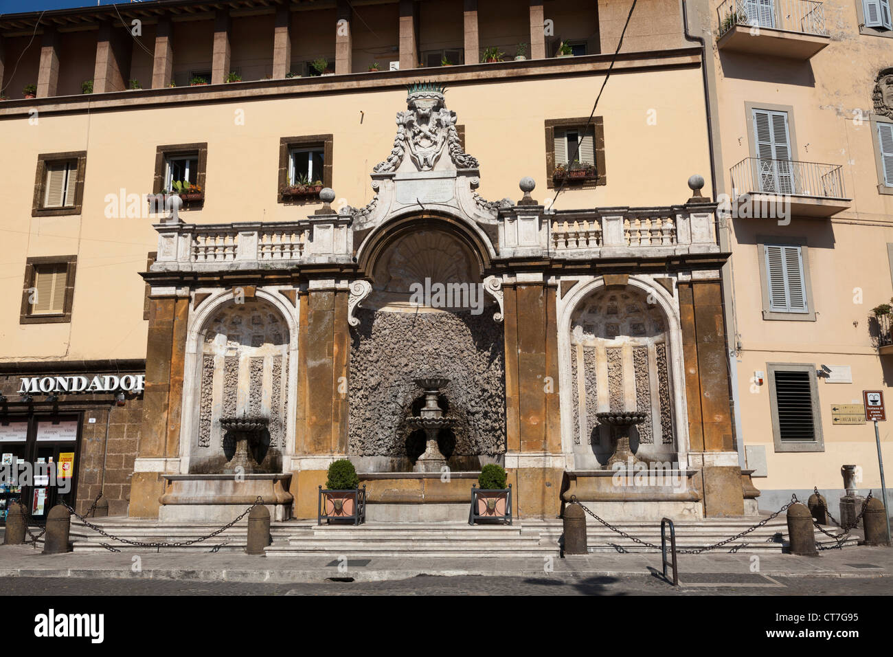 Fontana di Piazza San Pietro, Frascati sormontato con la papal chiavi incrociate Foto Stock
