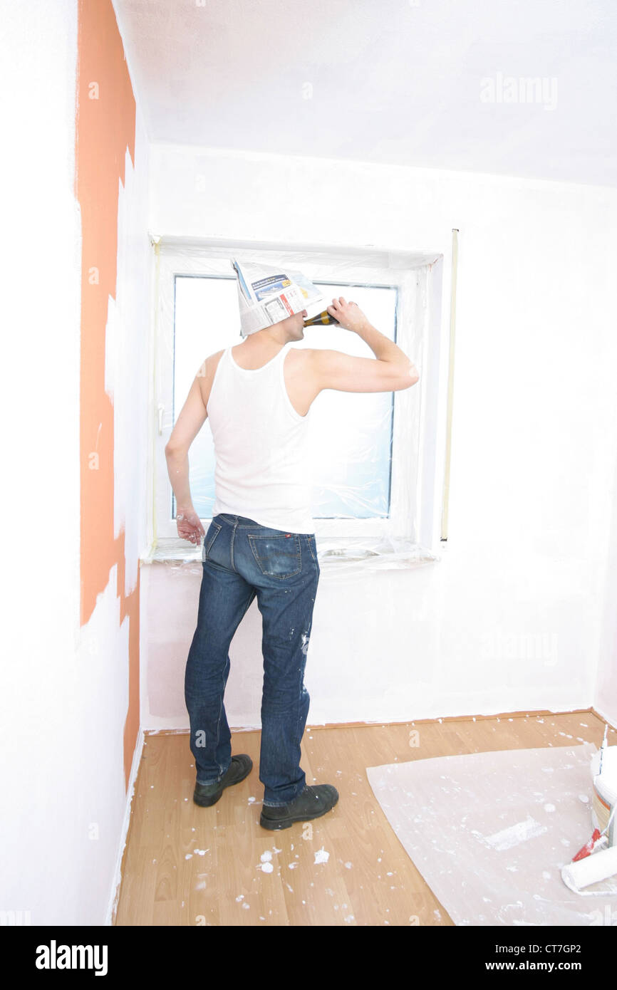 Uomo di bere alcol durante il restauro Foto Stock