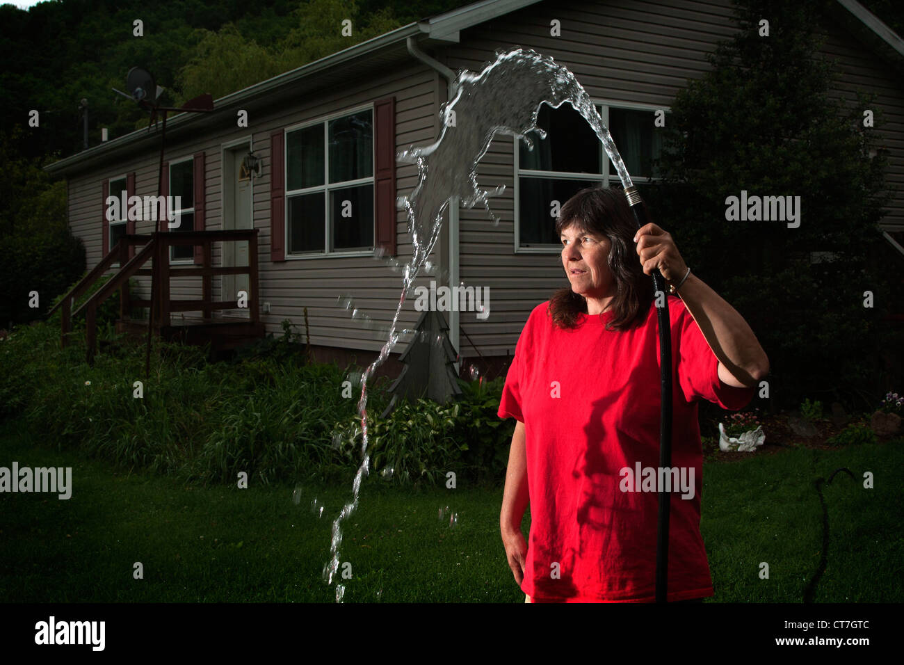 Susie Breese fuori dalla sua casa in Lenox, PA. Ella sostiene la sua acqua è stato contaminato in seguito idro fraccing nella zona. Foto Stock
