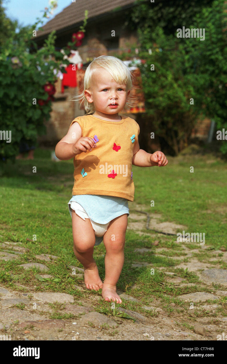 Un bambino piccolo in un agriturismo Foto Stock