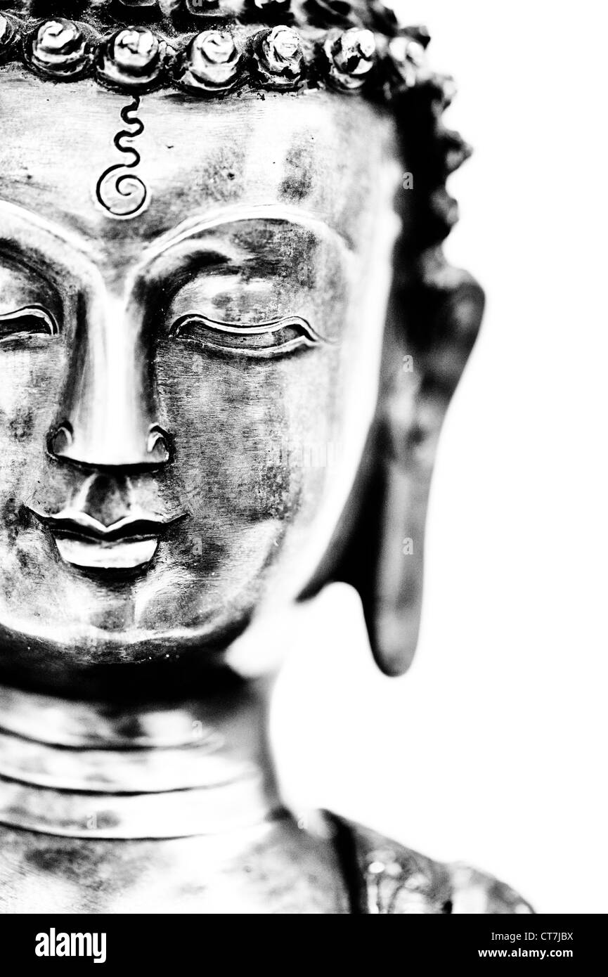 Statua di Buddha su sfondo bianco. Monocromatico Foto Stock