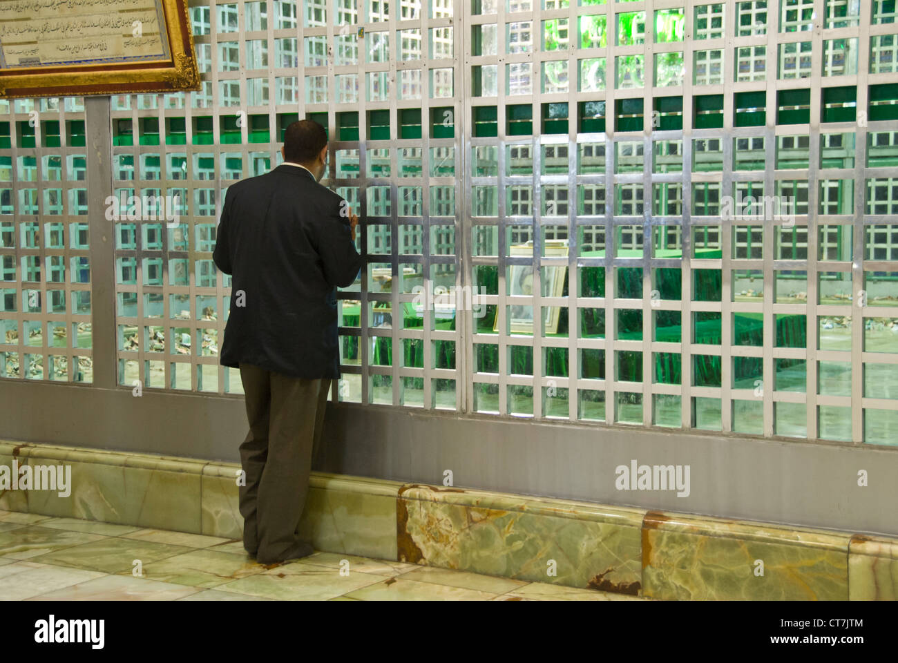 Pellegrino in preghiera di fronte all'Ayatollah Khomeini mausoleo di Teheran, Iran Foto Stock