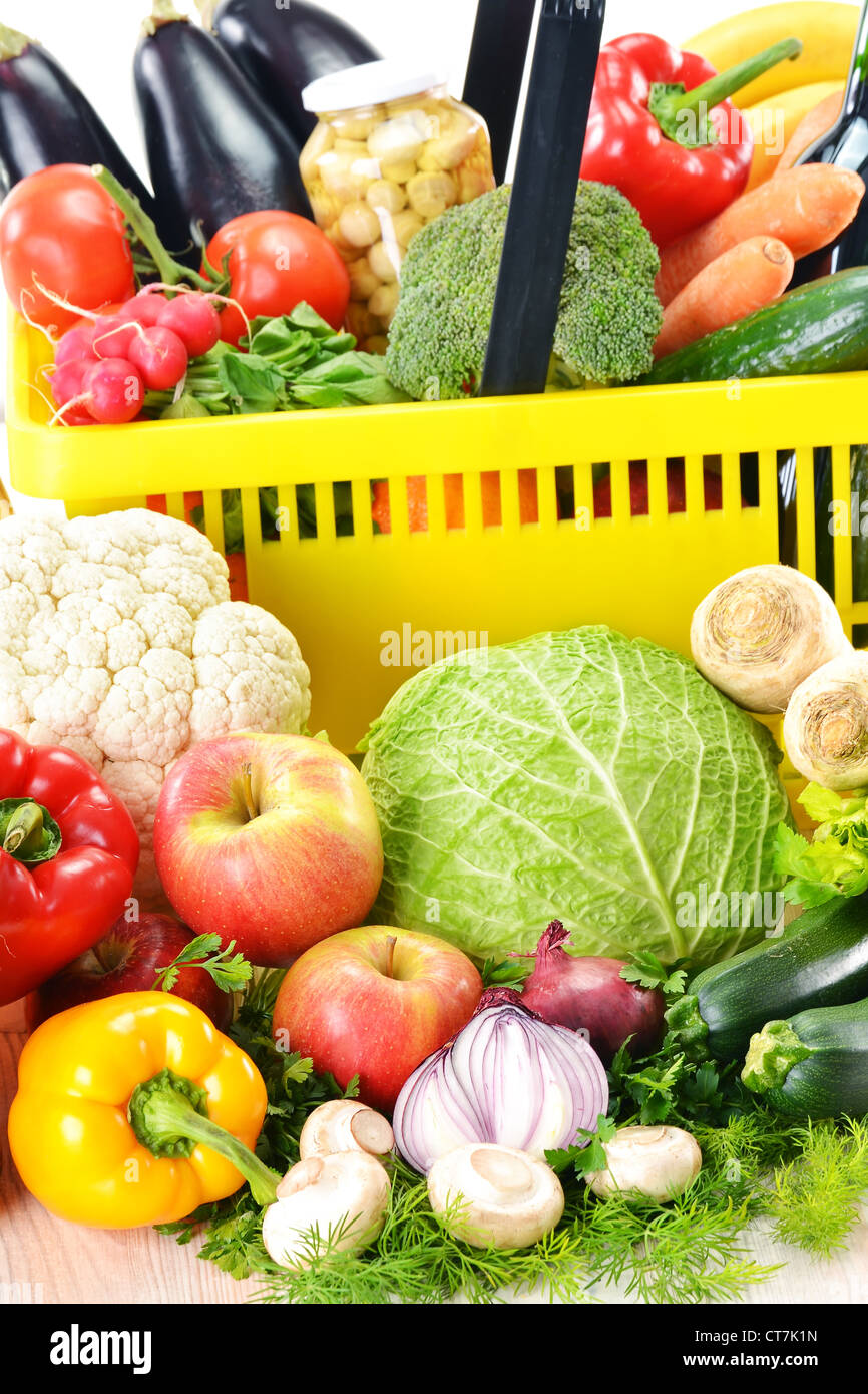 Composizione di plastica con carrello e negozio di generi alimentari isolato su bianco Foto Stock