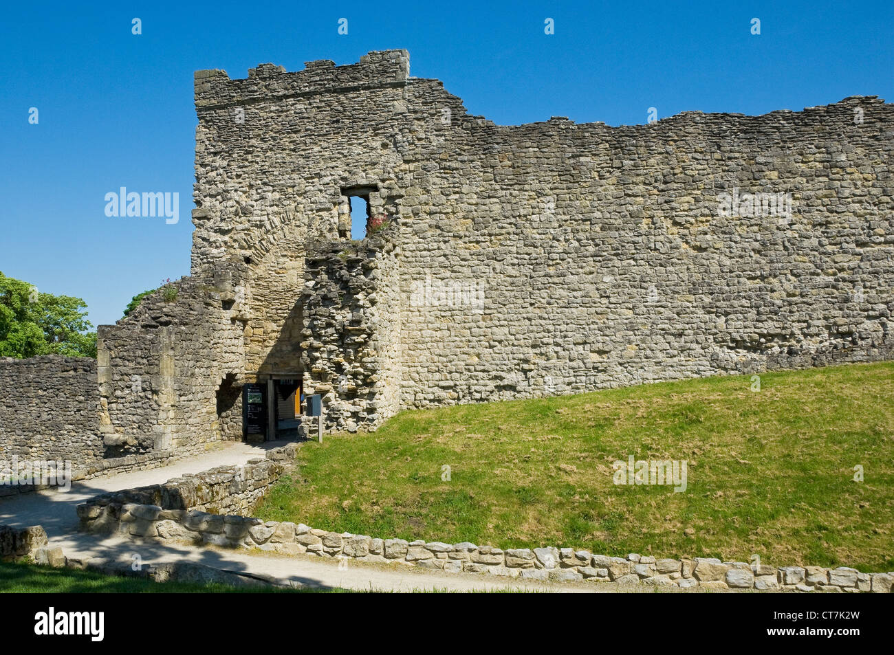 L'ingresso alle rovine del castello di Pickering rimane rovina in estate a nord Yorkshire Inghilterra Regno Unito GB Gran Bretagna Foto Stock