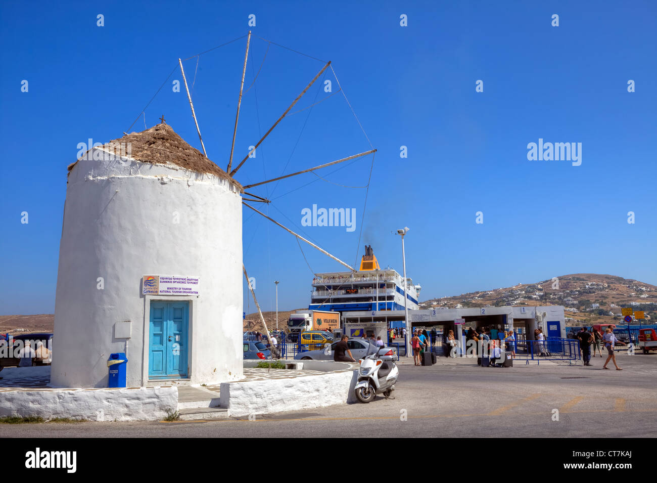 Mulino a vento al porto di Paros, Cicladi Grecia Foto Stock