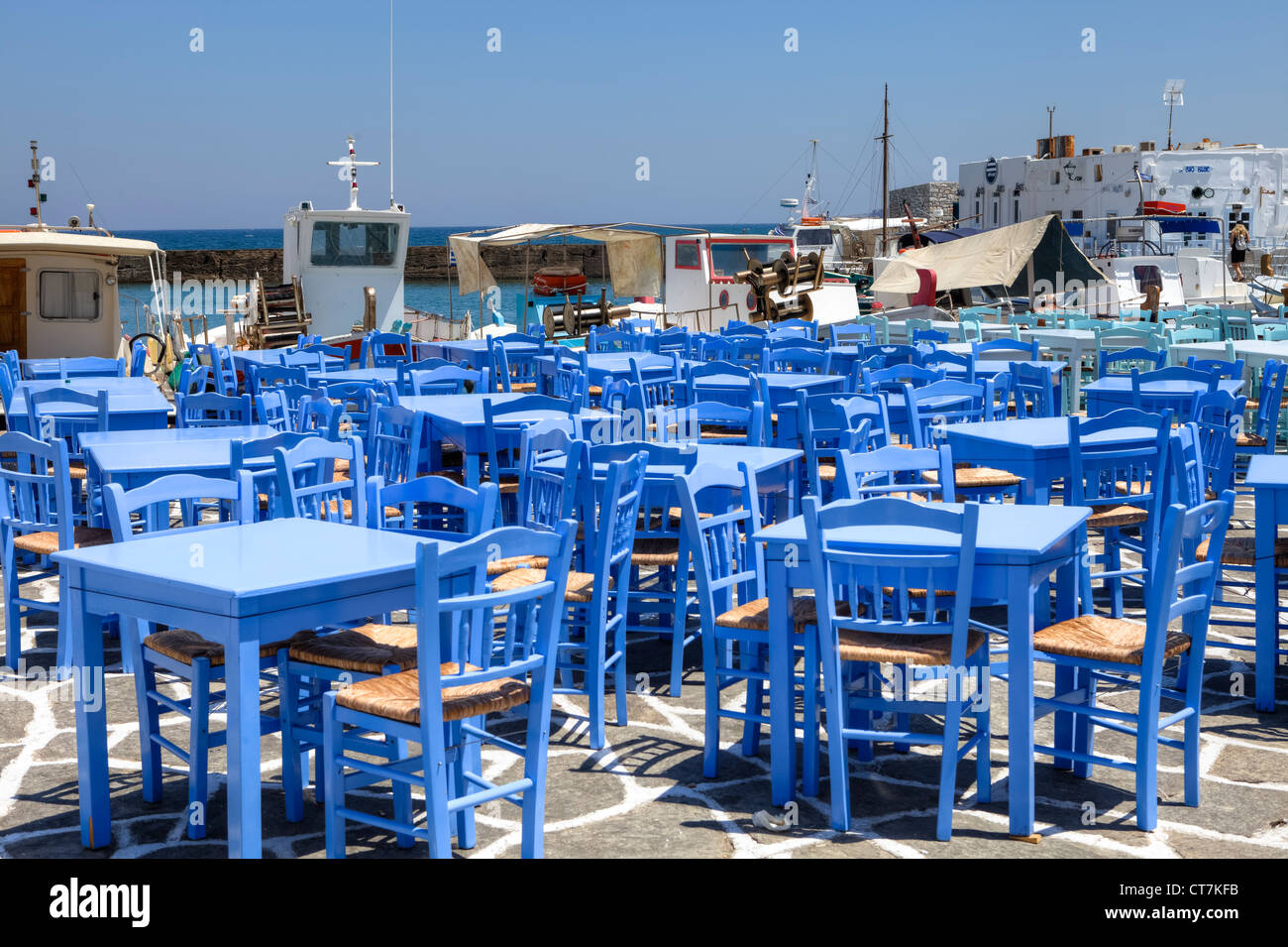 Sedie blu di una taverna al porto da pesca di Naoussa, Paros, Grecia Foto Stock