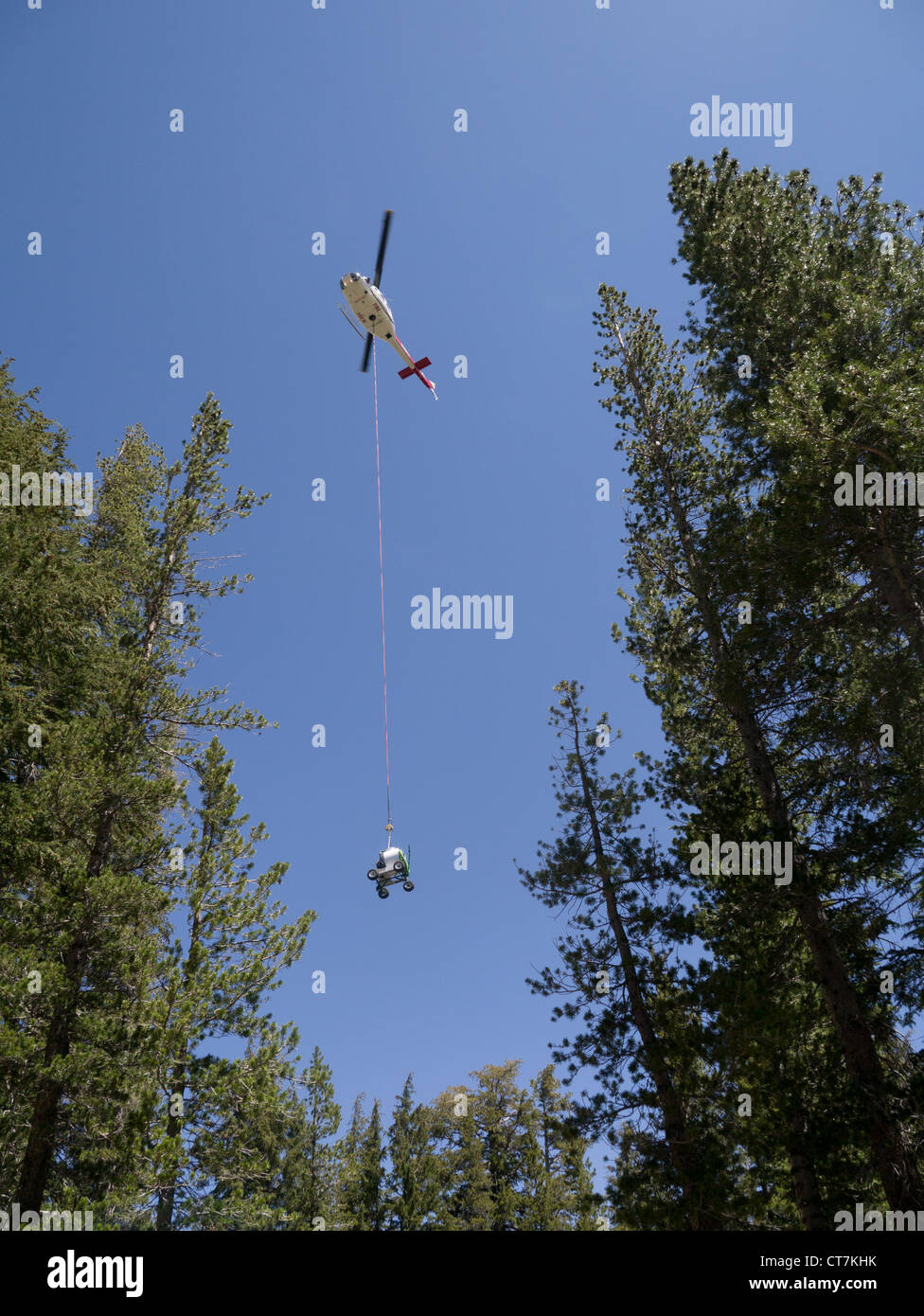 Elicottero fornendo una pompa per il serbatoio acque nere a maggio Lake camp in prati Tuolumne parte del Parco Nazionale di Yosemite Foto Stock