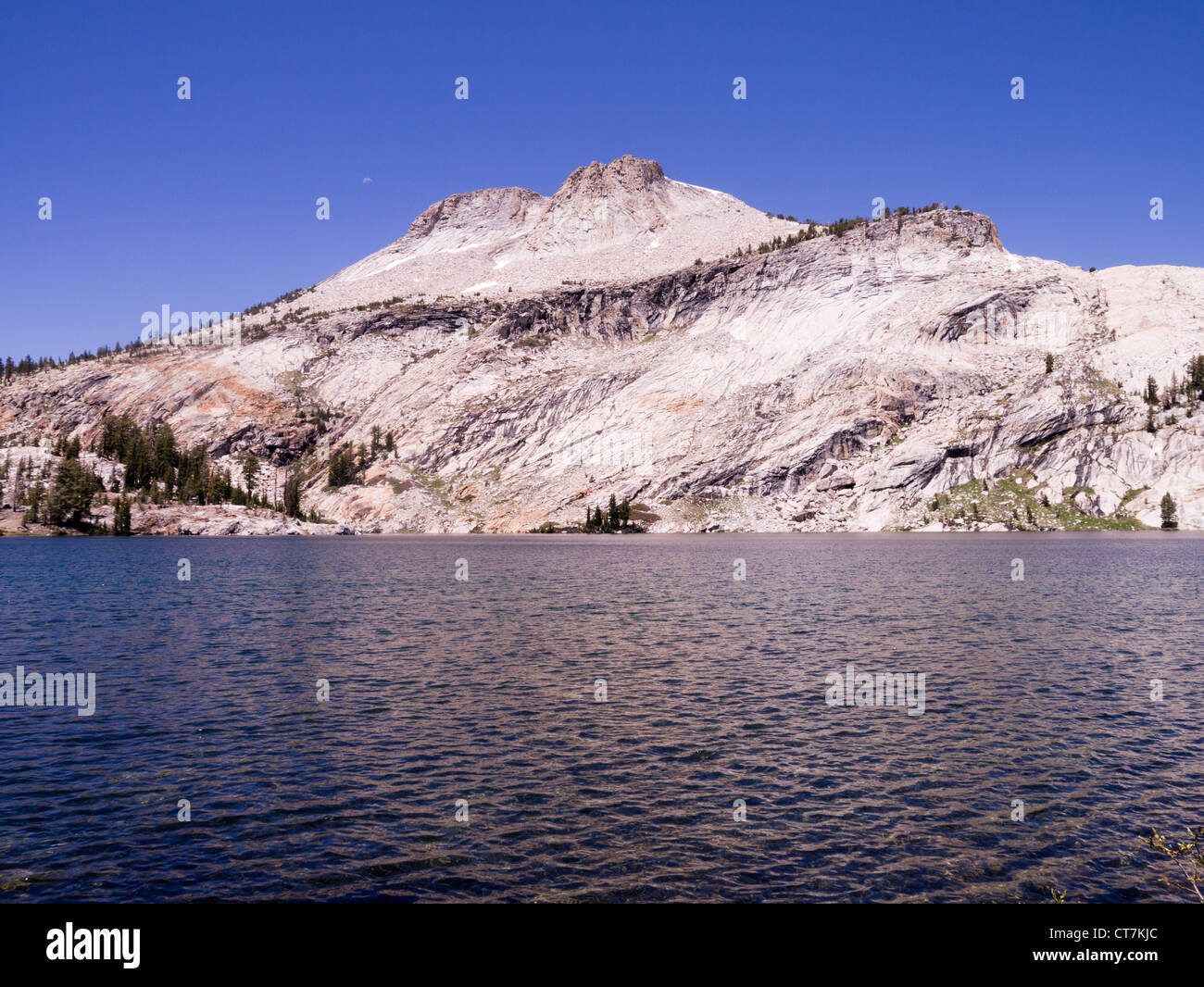 Montare Hoffmann sopra può lago in prati Tuolumne parte del Parco Nazionale di Yosemite Foto Stock