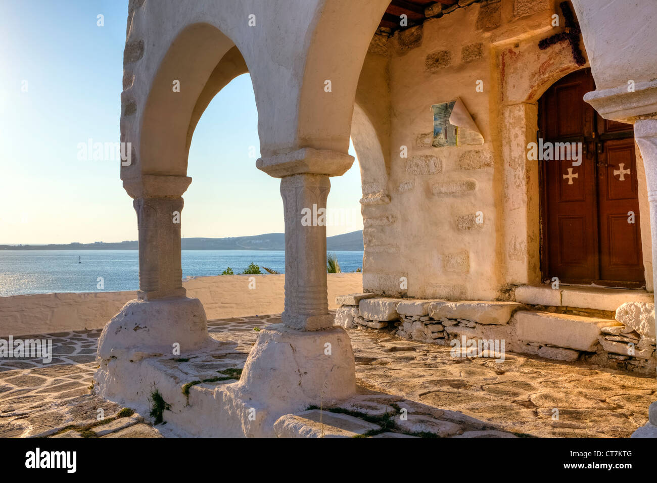 La vista del mare dal porticato della chiesa di Agios Konstantinos, Paros, Cicladi Grecia Foto Stock