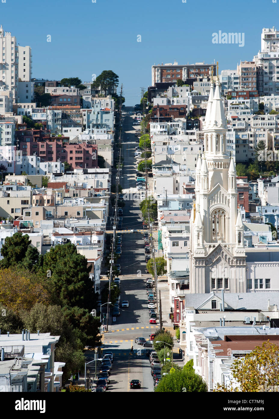 Vista lungo la nocciola Street guardando verso sud-ovest passato i santi Pietro e Paolo Chiesa nel quartiere di North Beach di San Francisco. Foto Stock