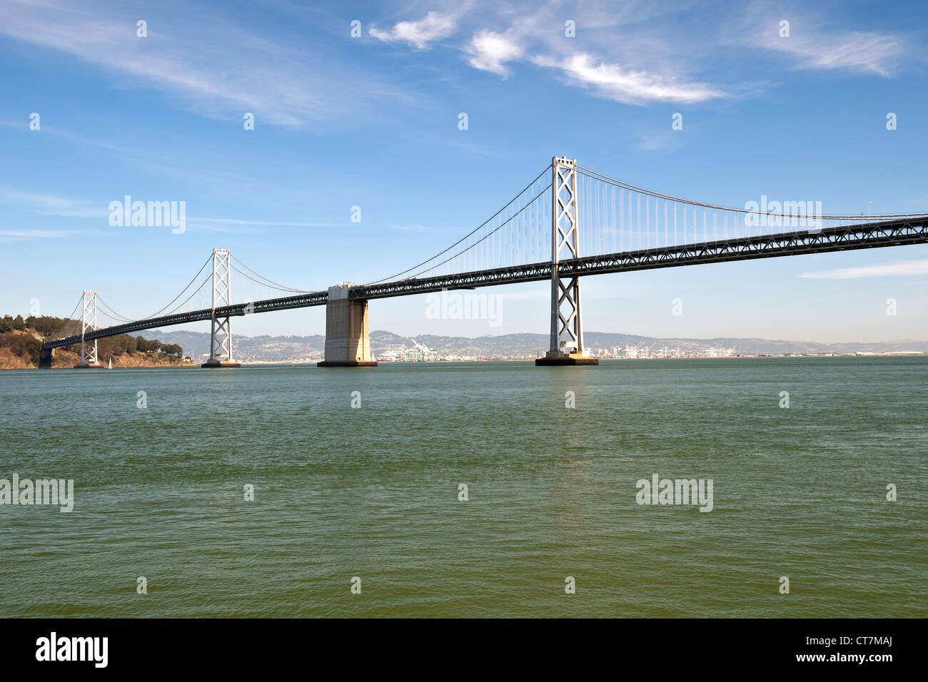 La Oakland Bay Bridge spanning la Baia di San Francisco in California, Stati Uniti d'America. Foto Stock
