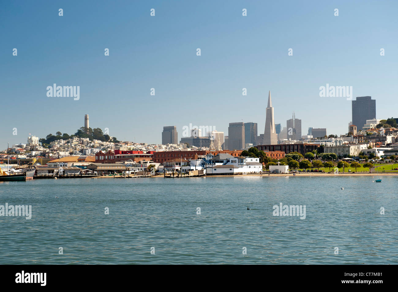 Lo skyline di San Francisco e parte del Pontile del Pescatore si vede tutta la baia di San Francisco National Maritime Park. Foto Stock