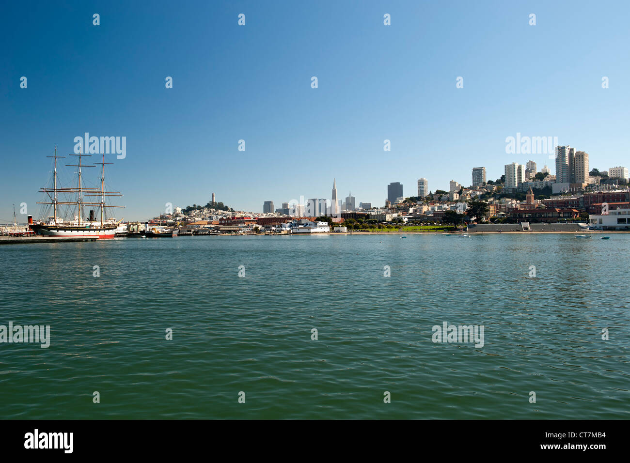Lo skyline di San Francisco e Fisherman Wharf area vista attraverso la laguna di San Francisco National Maritime Park. Foto Stock