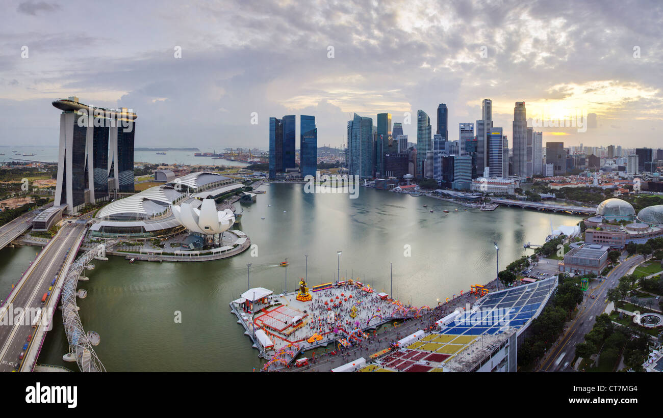 Il Sud Est asiatico, Singapore, elevati vista sul centro della città e la baia di Marina Foto Stock