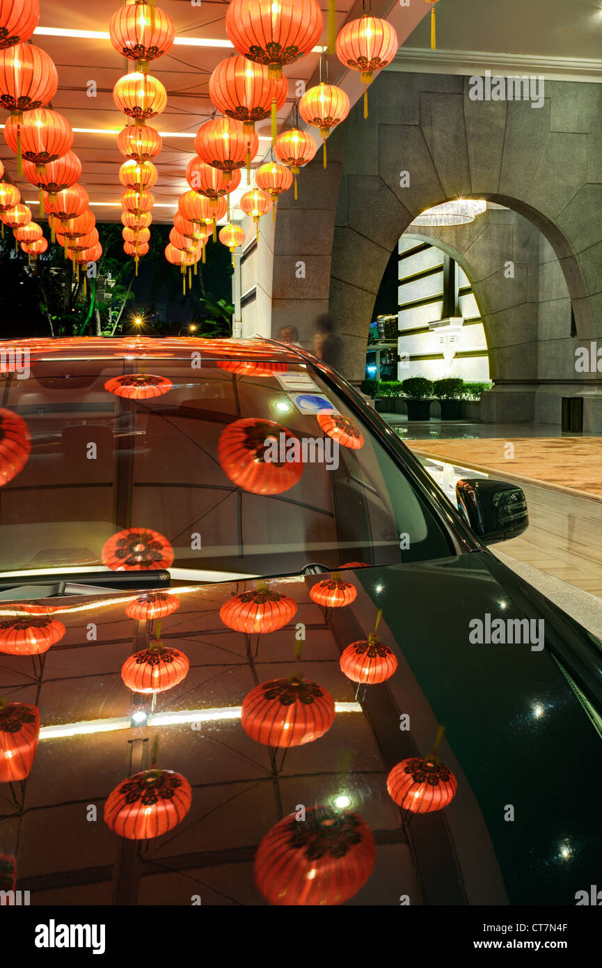 Le lanterne cinesi al di fuori di un hotel di lusso, Singapore, Sud-est asiatico Foto Stock