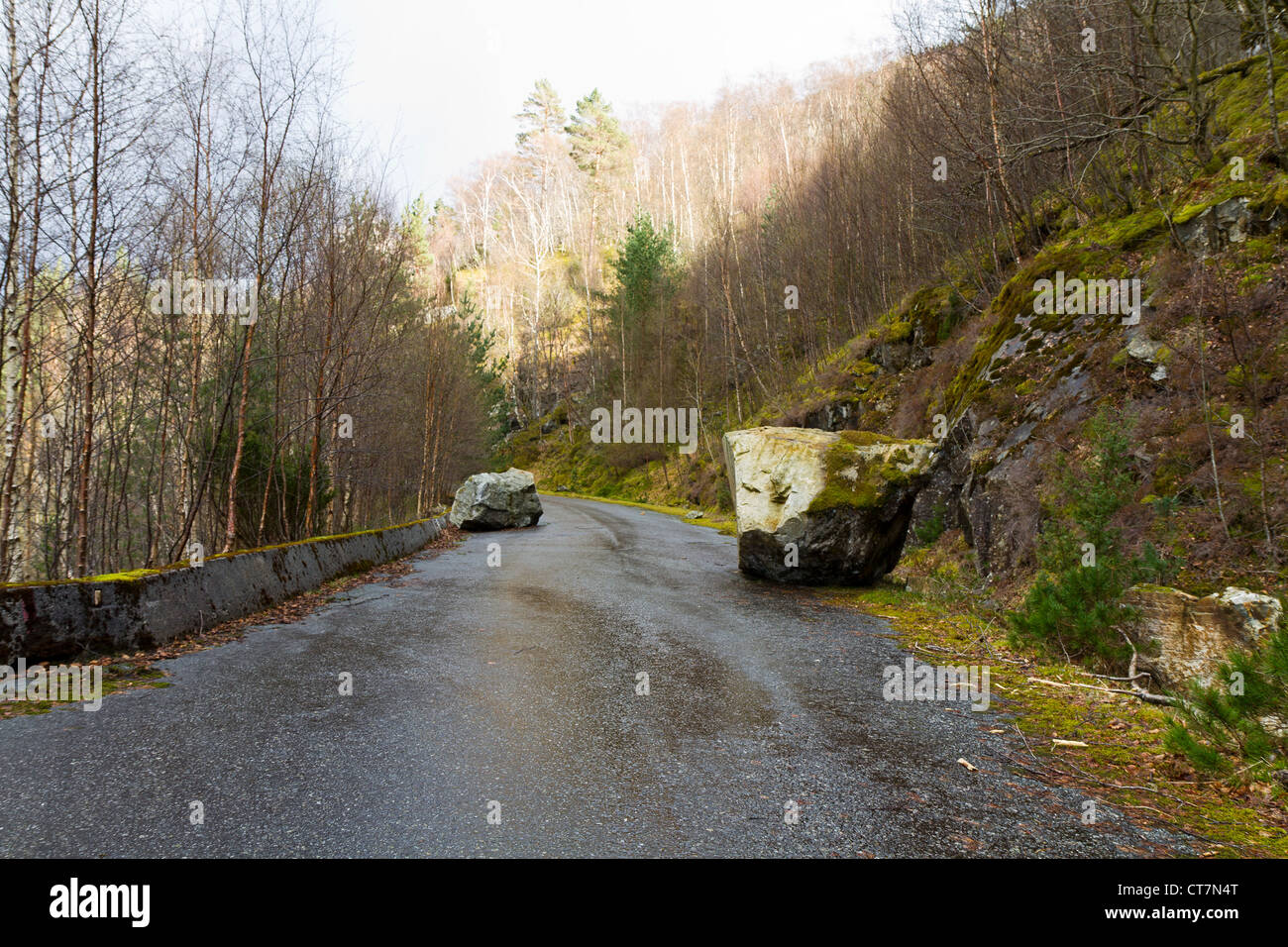 Inutilizzato, eseguire-down road nel paesaggio rurale - Norvegia Foto Stock