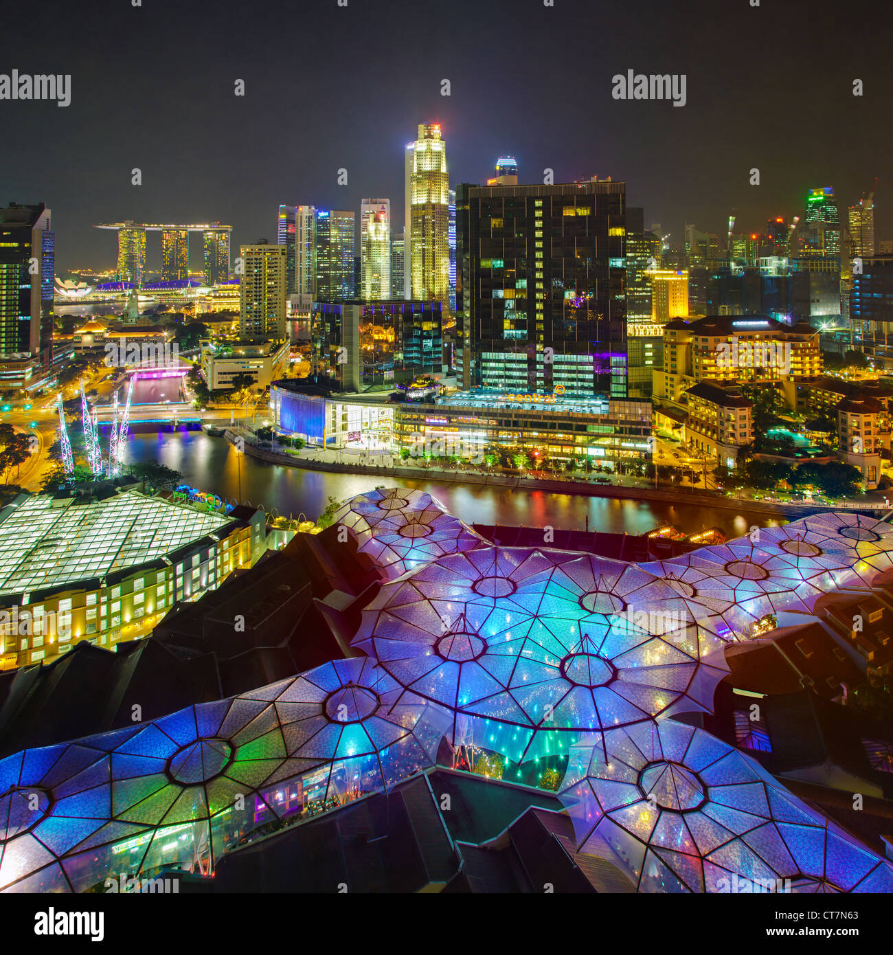 Il Sud Est asiatico, Singapore, vista in elevazione sopra il quartiere degli intrattenimenti di Clarke Quay, il fiume Singapore e dello skyline della città Foto Stock