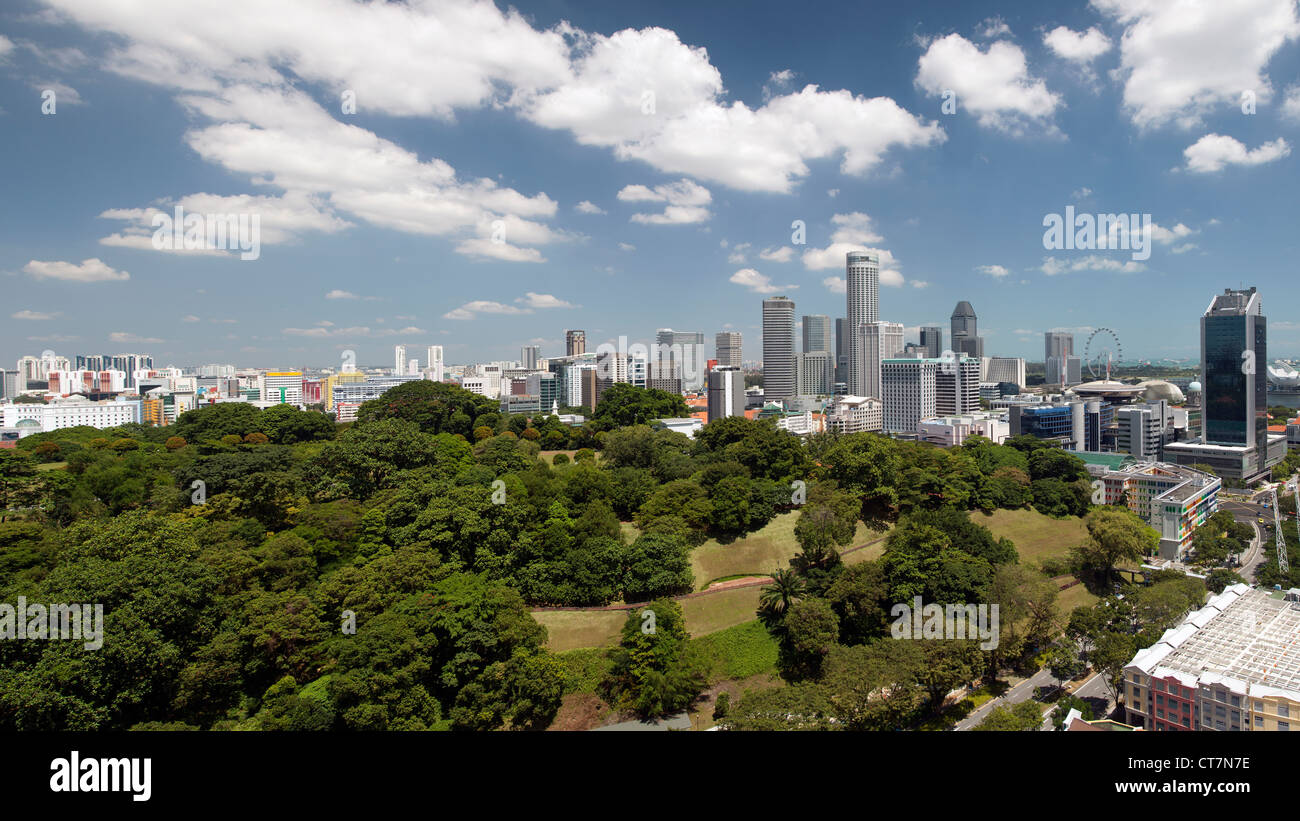 Il Sud Est asiatico, Singapore, vista in elevazione su Fort Canning Park e il moderno skyline della città Foto Stock