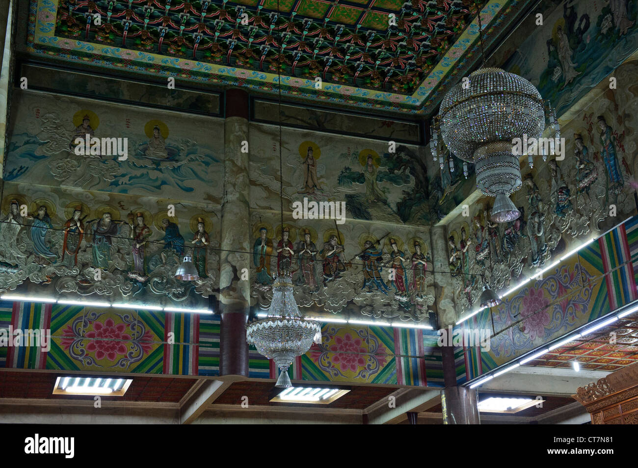 Le immagini dipinte sul soffitto, Kek Lok Si tempio buddista, Penang, Malaysia. Foto Stock