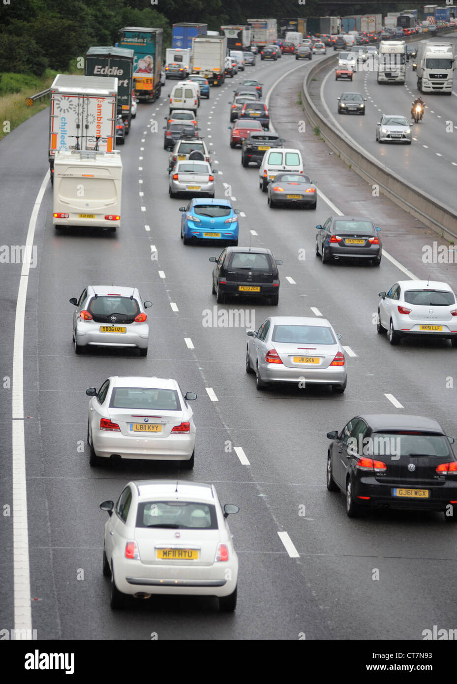 Il traffico pesante sulla autostrada M6 vicino a Stafford code nuovamente la visibilità degli inceppamenti bikers di trasporto auto CODE MOTORING JAM ETC REGNO UNITO Foto Stock