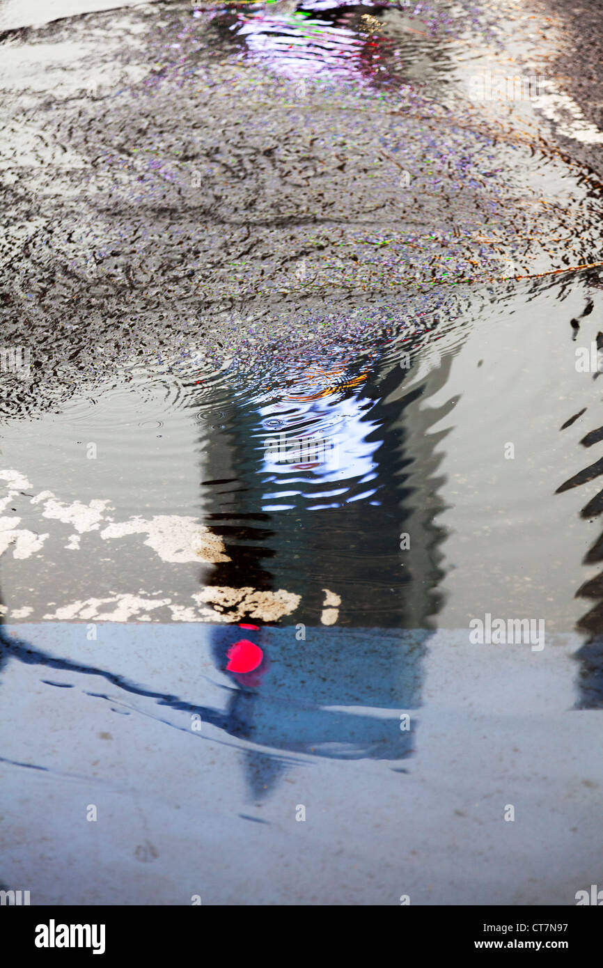 Iconico di New York City in Times Square Manhattan. Riflessioni dalla pioggia e pozzanghere di semafori Foto Stock
