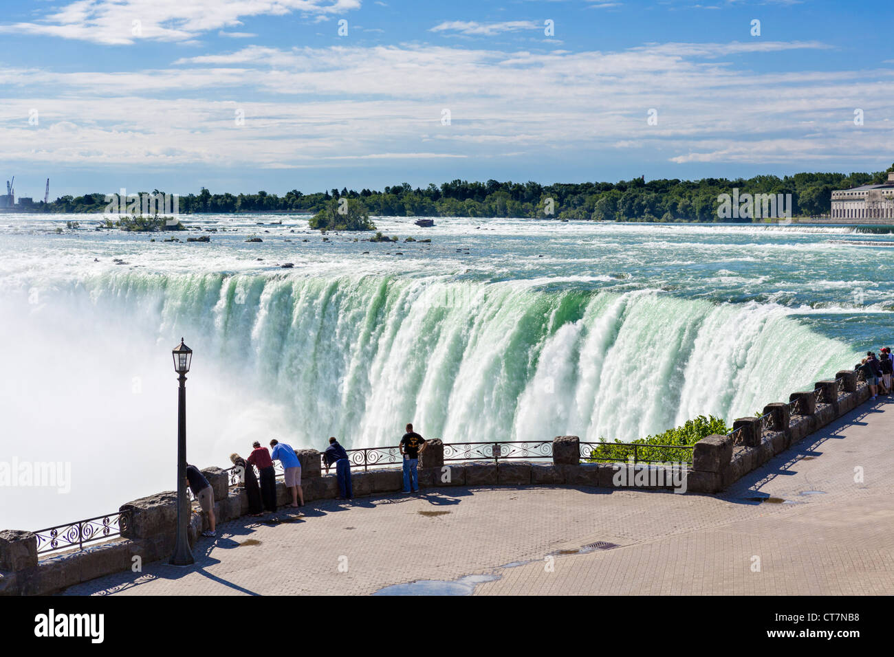 I turisti la visualizzazione di ferro di cavallo cade dal lato canadese, Niagara Falls, Ontario, Canada Foto Stock
