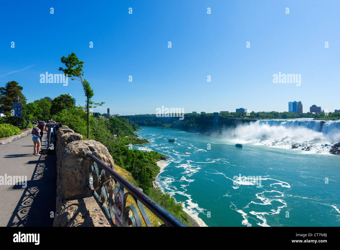 I turisti la visualizzazione delle cascate Americane dal lato canadese, Niagara Falls, Ontario, Canada Foto Stock