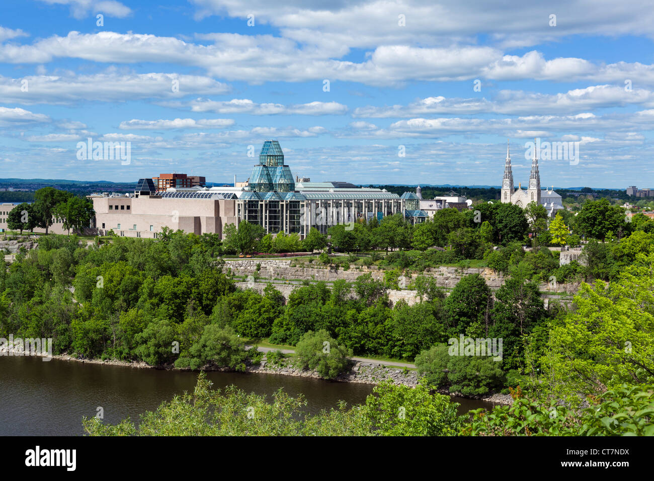 La Galleria Nazionale del Canada con la Basilica di Notre Dame a destra, visto dal Parliament Hill, Ottawa, Ontario, Canada Foto Stock