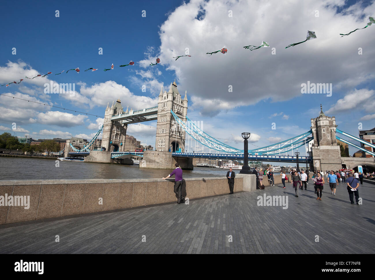 Tower Bridge in una giornata estiva, Southbank, Londra, Inghilterra, Regno Unito. Foto Stock
