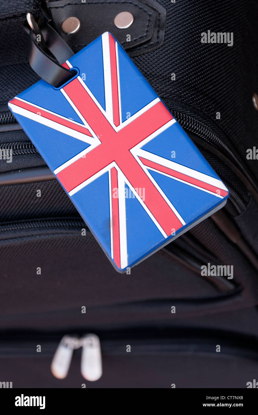 Etichetta per bagagli Union Jack su una valigia nera pronta per viaggi britannici post Brexit e Covid. Foto Stock