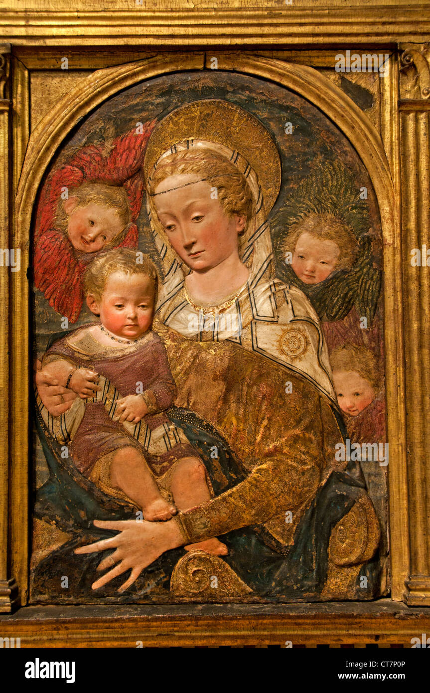Madonna con Bambino e angeli dopo un modello di Antonio Rossellino italiano Italia Firenze del XV secolo Foto Stock